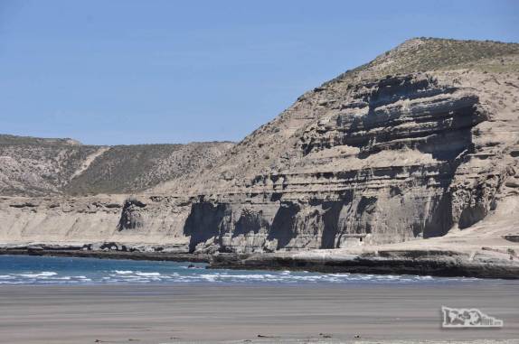 A praia de Puerto Piramides, na Península Valdés, na Argentina. As montanhas ao fundo é que deram o nome à pequena cidade